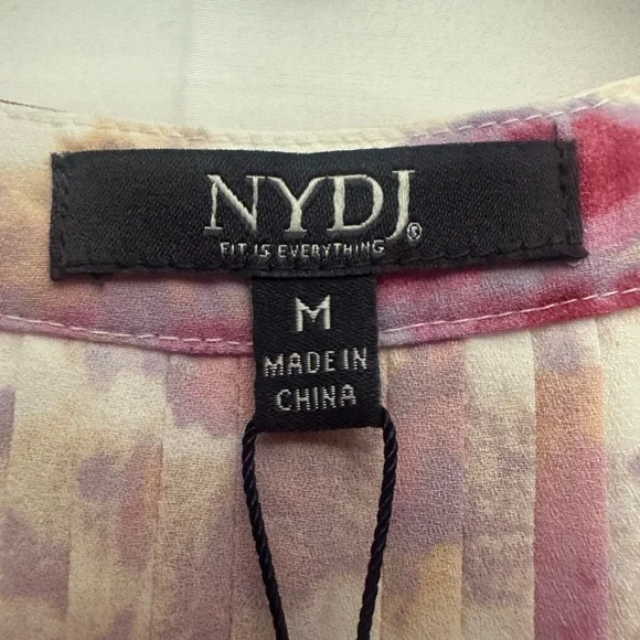 NYDJ Sleeveless Pintuck Blouse in Carnelian V Neck Button Front Size Medium NWT - Picture 4 of 8